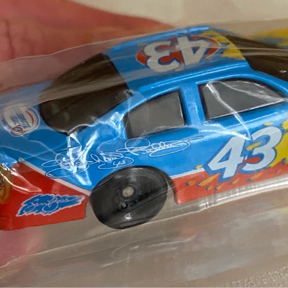 🟢 {3/$15} New in Plastic! NASCAR #43 Cheerios Richard Petty Car - Picture 15 of 16